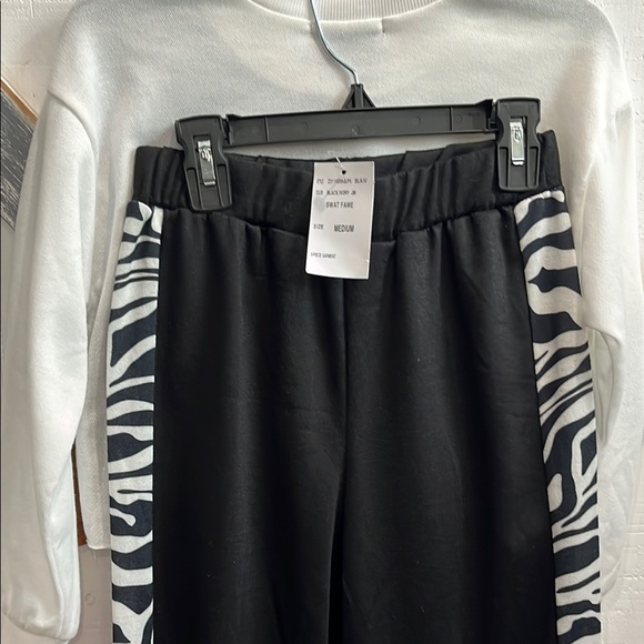 Dillards Xtraordinary brand Colorblock Zebra Print lightweight Shirt & Pants Set - Picture 3 of 5